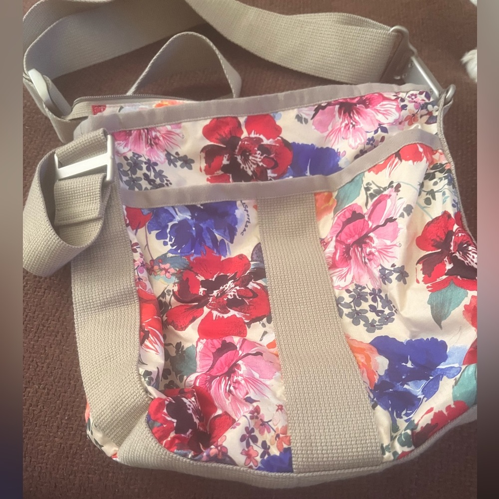 LeSportsac flower bag tons of room 3 different compartments shoulder/ crossbody